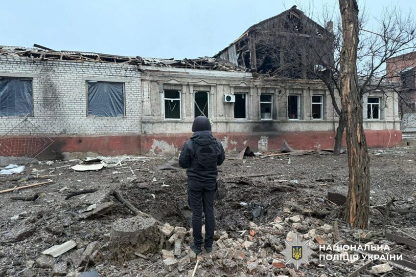 Розбиті будинки та поранені люди: окупанти атакували 10 населених пунктів Донеччини (фото) - Фото №1