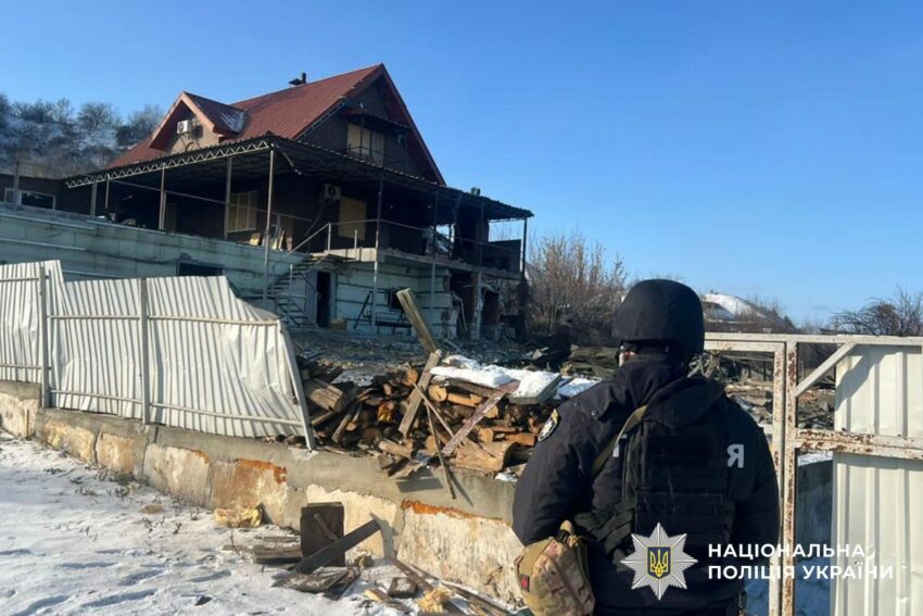 Пошкодили понад 20 будинків: окупанти атакували Донеччину (фото) - Фото №1