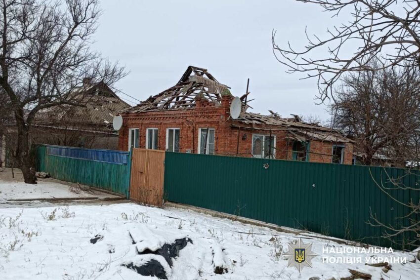 Розбиті будинки та пошкоджені автівки: окупанти атакували Донеччину (фото) - Фото №1