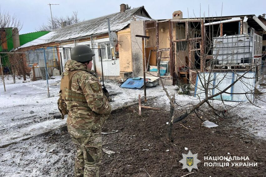 Розбиті будинки та пошкоджені автівки: окупанти атакували Донеччину (фото) - Фото №2