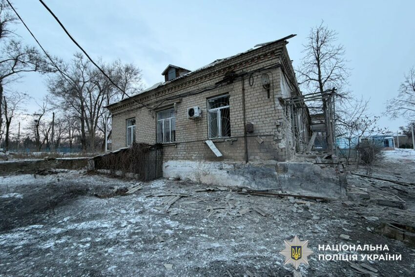 Розбиті будинки та пошкоджені автівки: окупанти атакували Донеччину (фото) - Фото №3