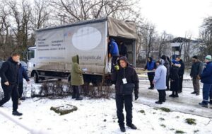У Краматорську мешканцям пошкоджених будинків видають будматеріали для термінового ремонту (фото) - Фото №1