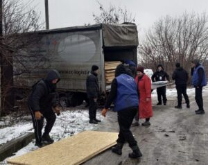 У Краматорську мешканцям пошкоджених будинків видають будматеріали для термінового ремонту (фото) - Фото №2