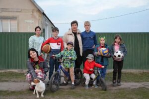 У Кропивницькому велика родина переселенців з покровська прийняла дівчинку з Маріуполя (фото) - Фото №2