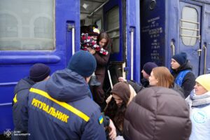 Потягами до безпеки: за рік Укрзалізниця евакуювала понад 11 тисяч людей із небезпечних зон (фото) - Фото №1