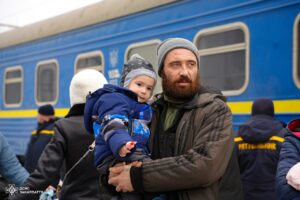 Потягами до безпеки: за рік Укрзалізниця евакуювала понад 11 тисяч людей із небезпечних зон (фото) - Фото №3