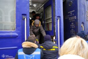 Потягами до безпеки: за рік Укрзалізниця евакуювала понад 11 тисяч людей із небезпечних зон (фото) - Фото №4