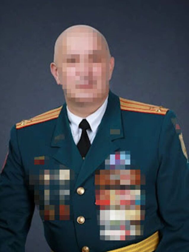 Били, годували кашею з камінням: військового з окупованої Донеччини підозрюють у знущаннях з полонених - Фото №1