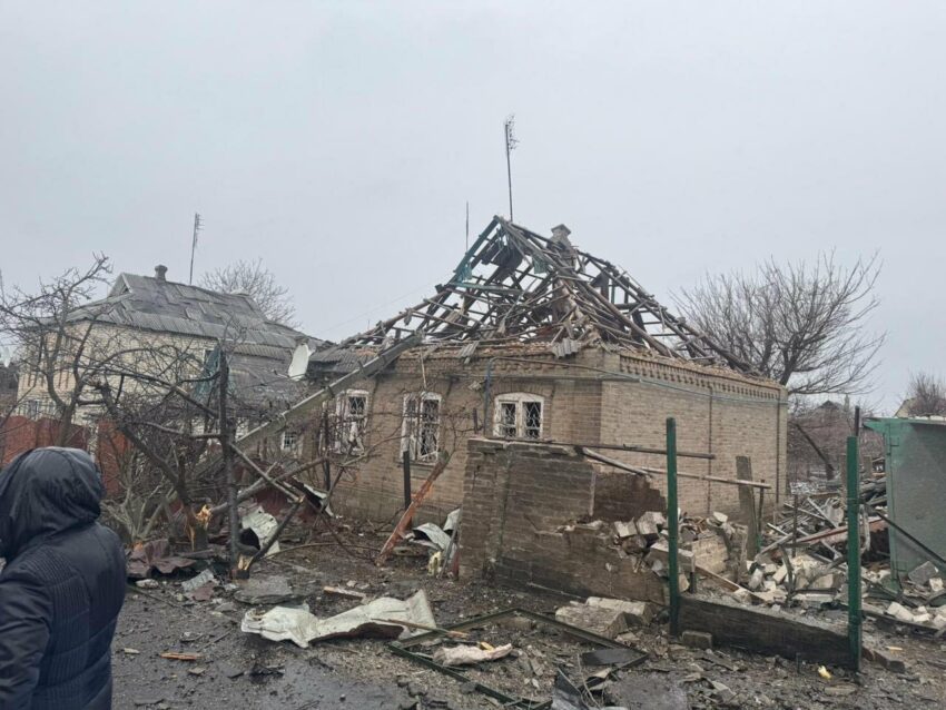 Уночі російська авіація вдарила по приватному сектору Краматорська — поранено жінку - Фото №1