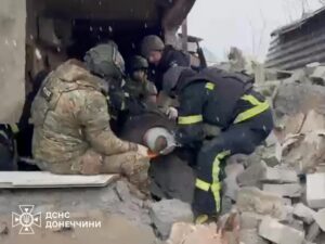 У Краматорську пенсіонер отримав тяжкі поранення у власному домі через вибух невідомого предмета (фото) - Фото №2