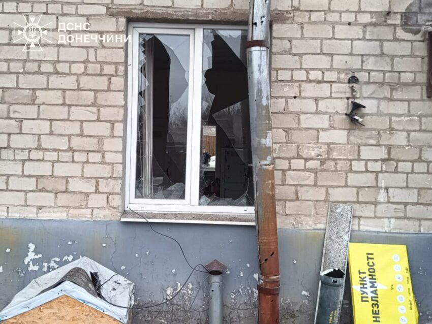 Пошкоджена будівля та техніка: окупанти обстріляли рятувальників у Краматорську (фото) - Фото №1