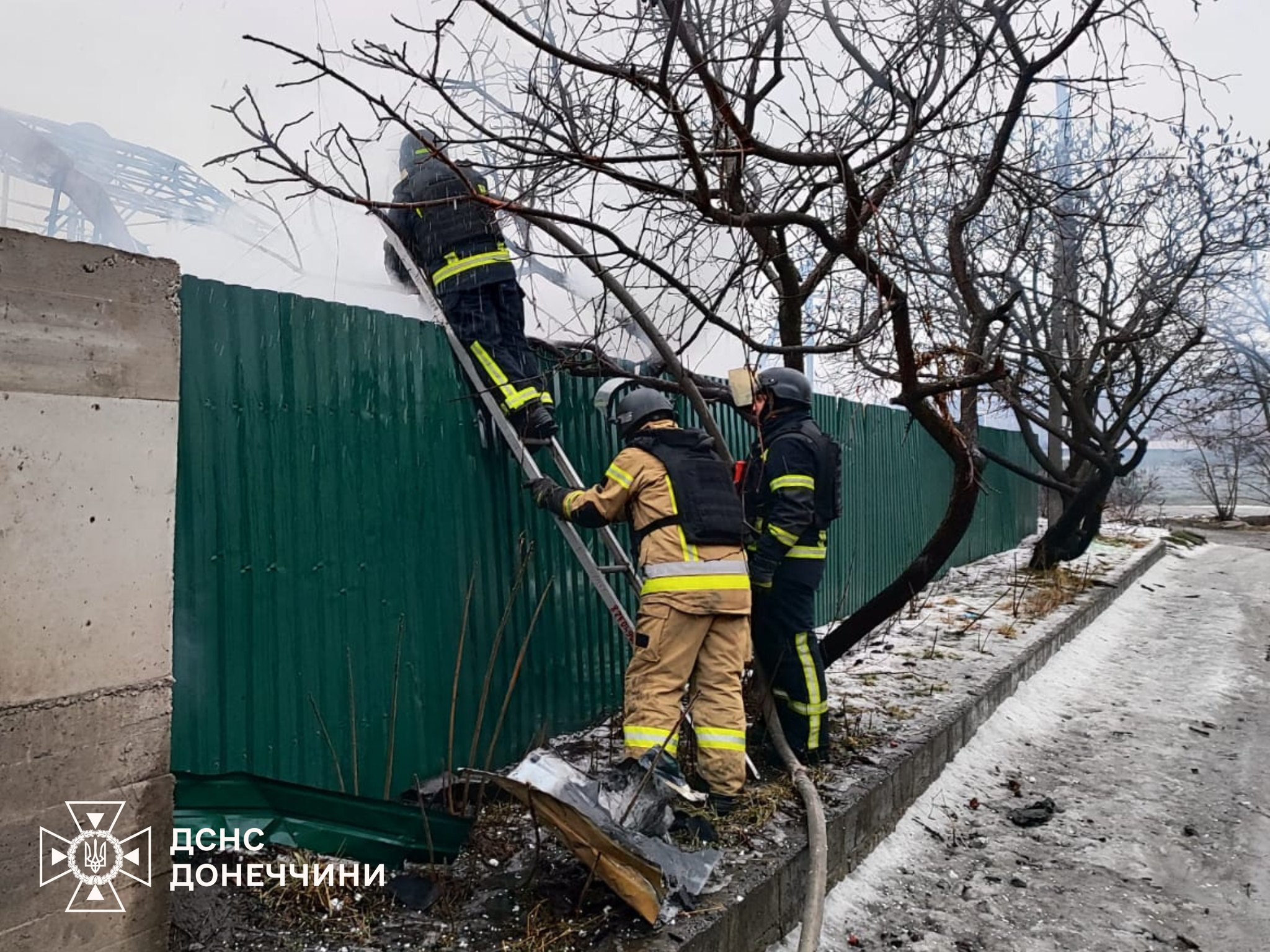 Від ворожих обстрілів горіли будинки: на Донеччині ліквідували пожежі (фото) - Фото №2