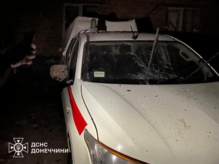 Пошкоджена будівля та техніка: окупанти обстріляли рятувальників у Краматорську (фото) - Фото №2