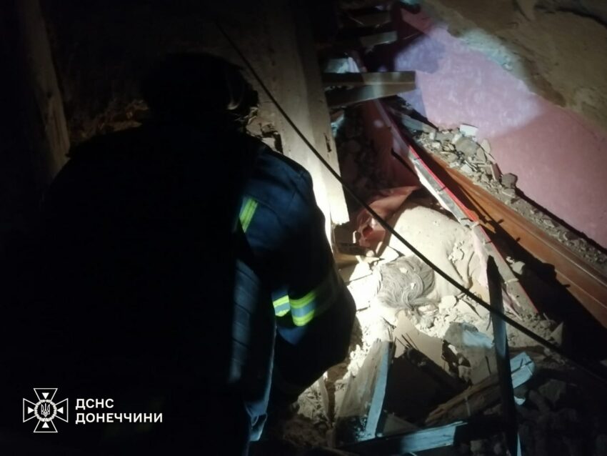 Дістали з-під руїн будинку: у Дружківці врятували жінку (фото) - Фото №1