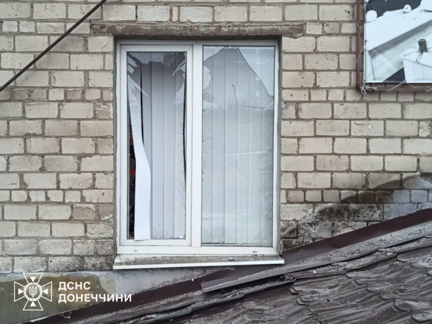 Пошкоджена будівля та техніка: окупанти обстріляли рятувальників у Краматорську (фото) - Фото №3