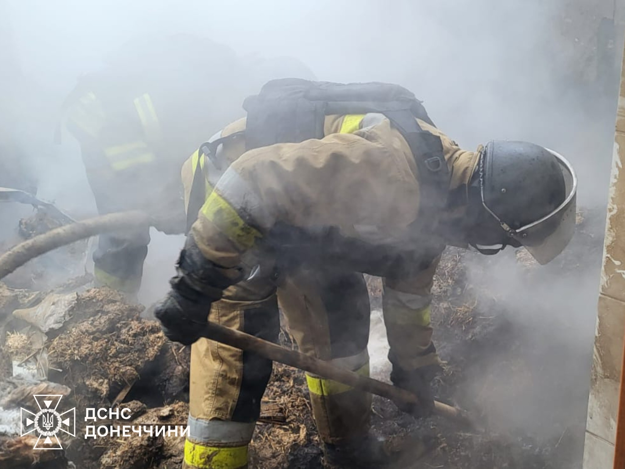 Від ворожих обстрілів горіли будинки: на Донеччині ліквідували пожежі (фото) - Фото №1