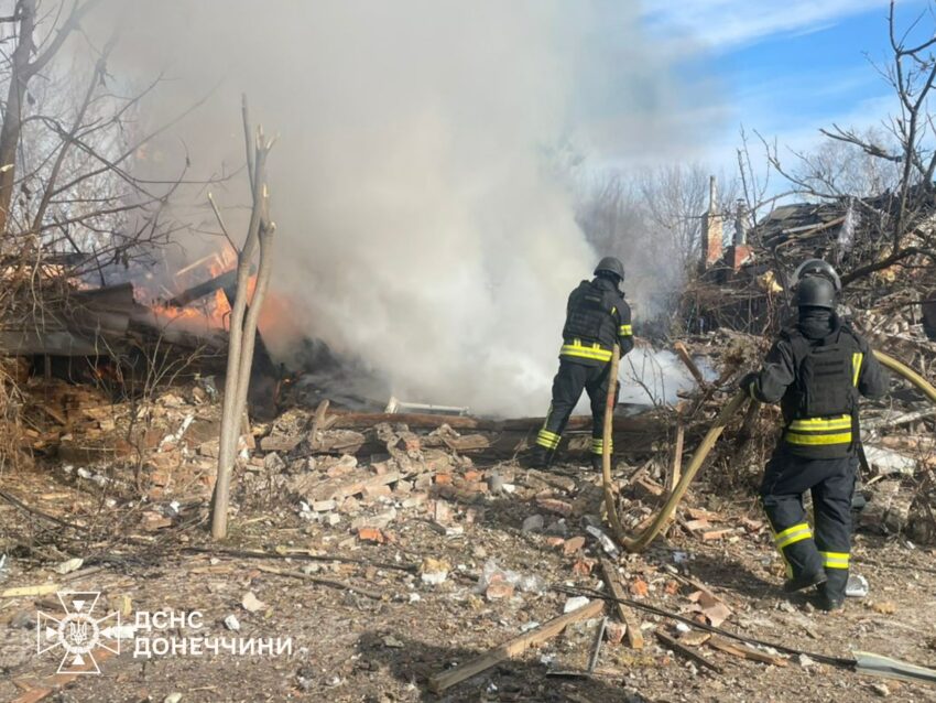 Горів приватний будинок: на Донеччині рятувальники ліквідували пожежі від російських обстрілів (фото) - Фото №1