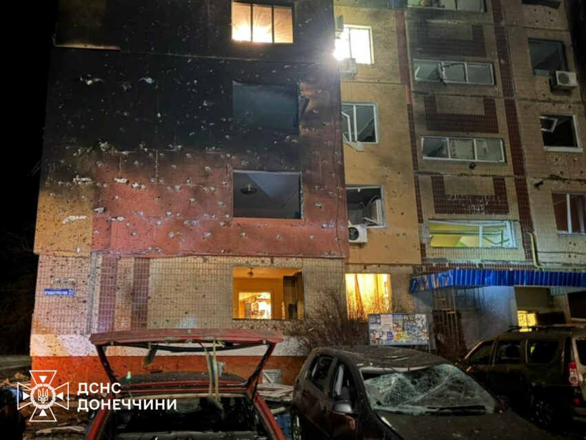 Горів приватний будинок: на Донеччині рятувальники ліквідували пожежі від російських обстрілів (фото) - Фото №2