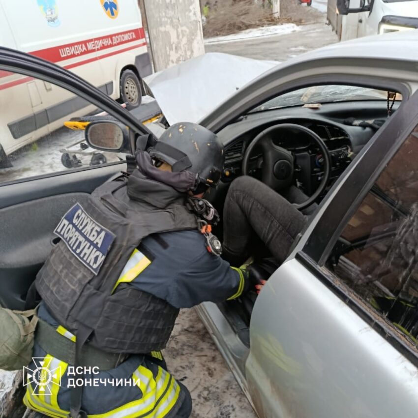 У Слов’янську деблокували травмовану жінку з автівки, яка потрапила в аварію - Фото №1