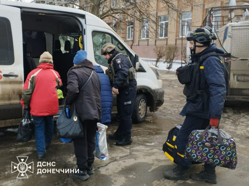 Під загрозою ударів ворога: з Дружківки евакуювали дітей та маломобільних людей (фото) - Фото №1