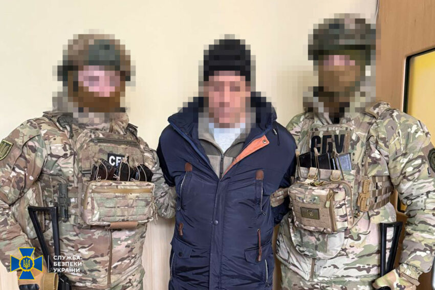 На Донеччині СБУ затримала двох агентів російської розвідки, які наводили авіабомби на українських військових - Фото №1