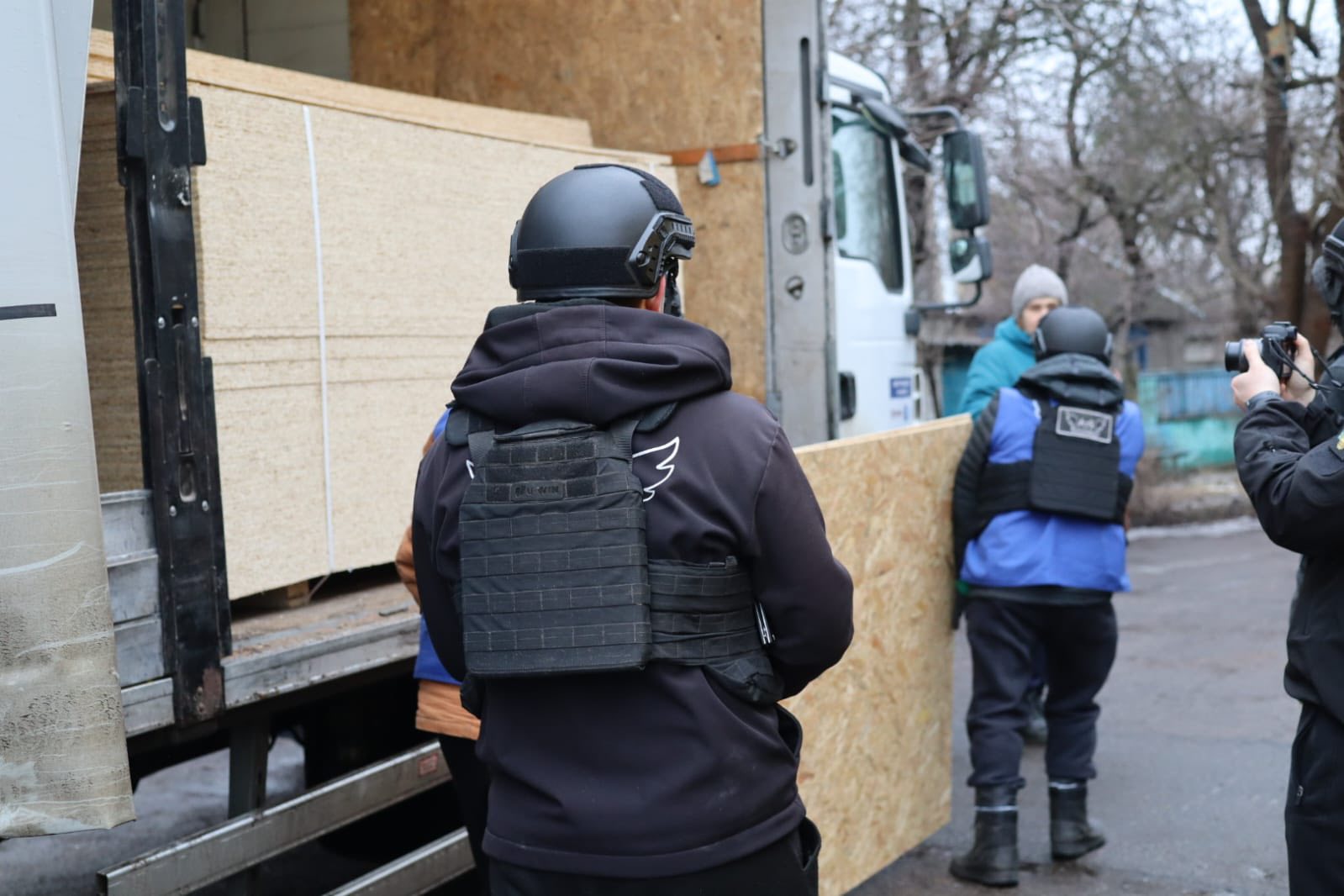 Відновлюють дах та двері: у Краматорській громаді ліквідовують наслідки ворожої атаки (фото) - Фото №1