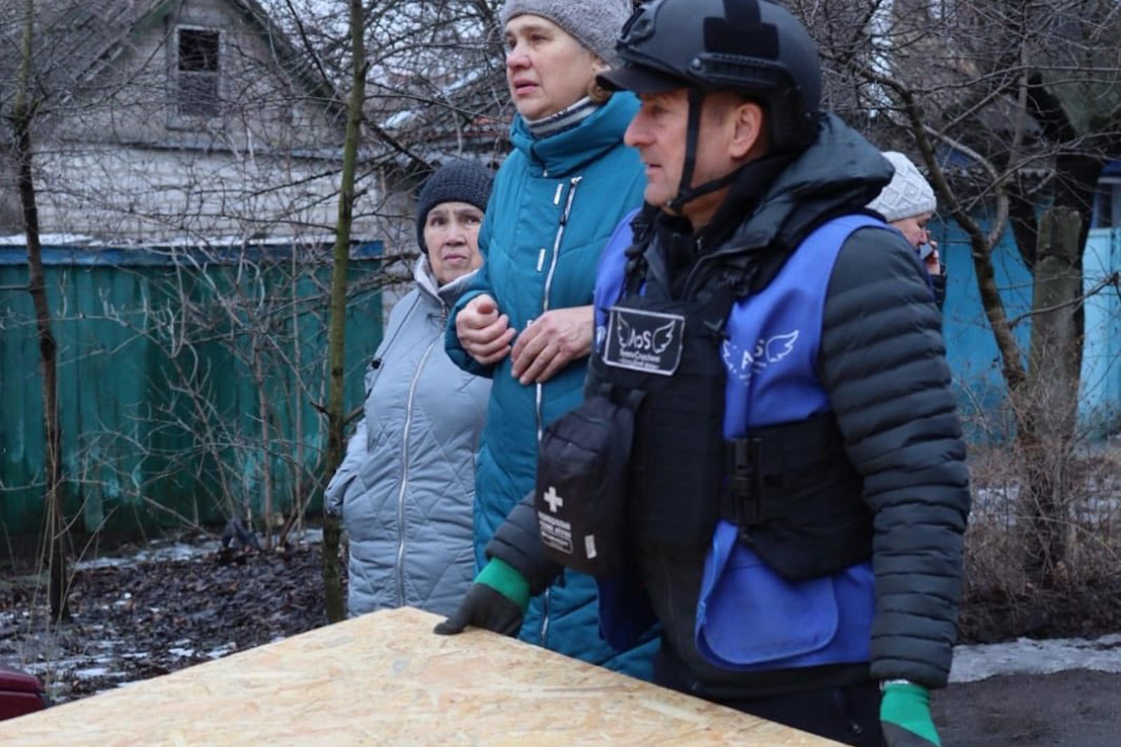 Відновлюють дах та двері: у Краматорській громаді ліквідовують наслідки ворожої атаки (фото) - Фото №2