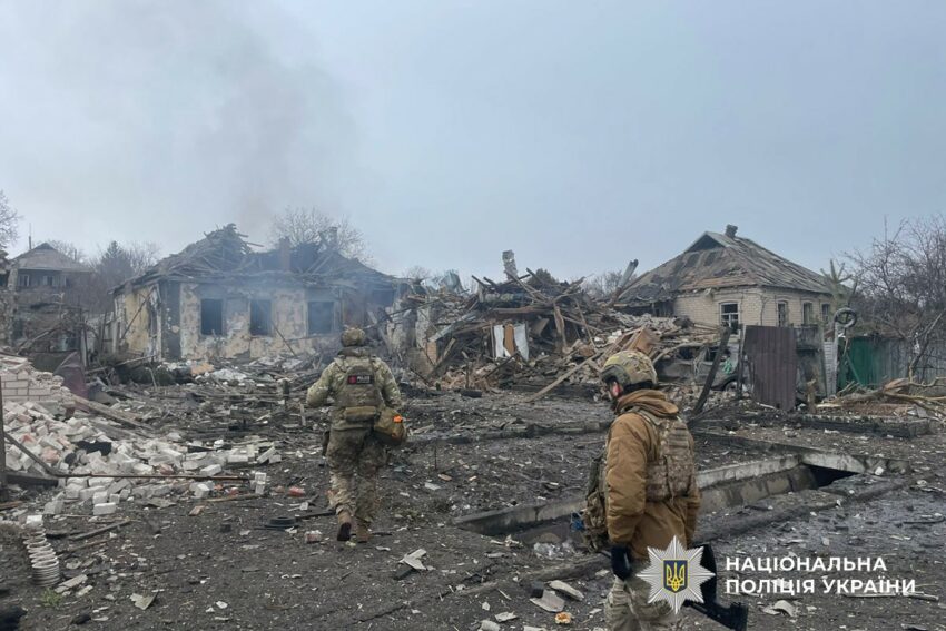 Атакували бомбами та дронами: на Донеччині окупанти поранили три людини (фото) - Фото №3