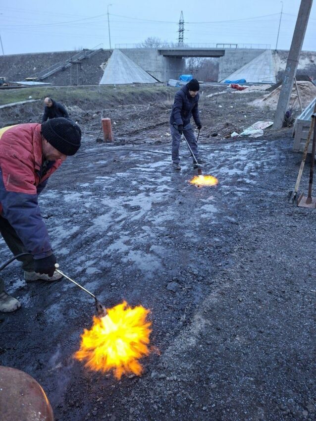 У тимчасово окупованому Луганську мешканці самі відремонтували дорогу (фото) - Фото №2