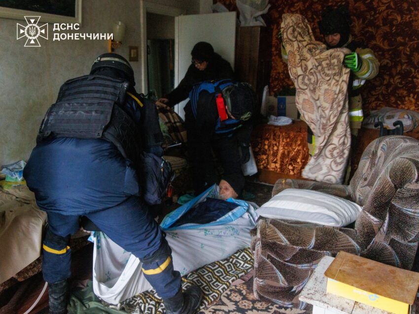 Закрили плитами майже 300 вікон: рятувальники допомагають ліквідувати наслідки атаки у Краматорську (фото) - Фото №2