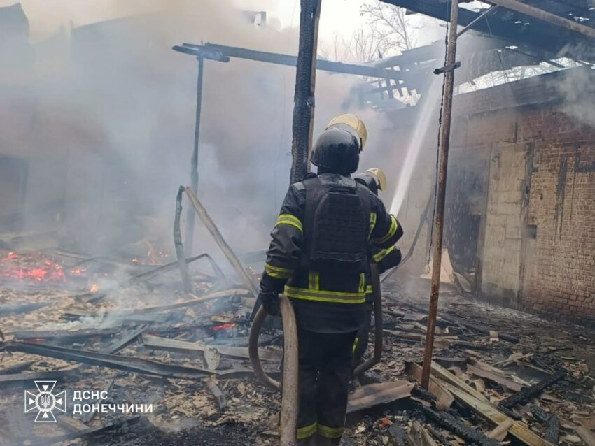 Загасили пожежу на тисячі квадратних метрів: у Слов’янську горіли склади на підприємстві (фото) - Фото №3