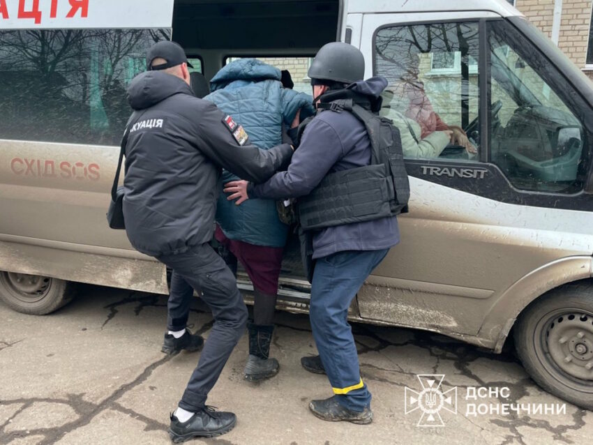 Рятувальники евакуювали 14 мешканців Дружківки, серед них одна маломобільна людина - Фото №1