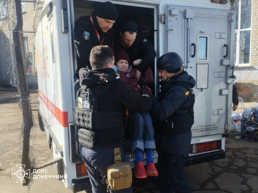 Допомогли забрати необхідні речі: рятувальники евакуювали людей з Дружківки (фото) - Фото №1