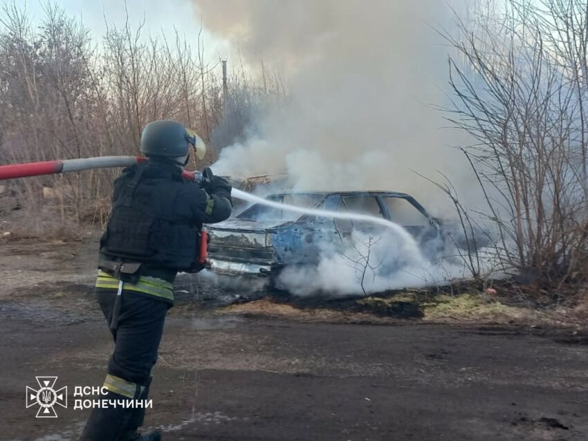 Горіли автівки та будинки: обстріли окупантів спричинили пожежі на Донеччині (фото) - Фото №1