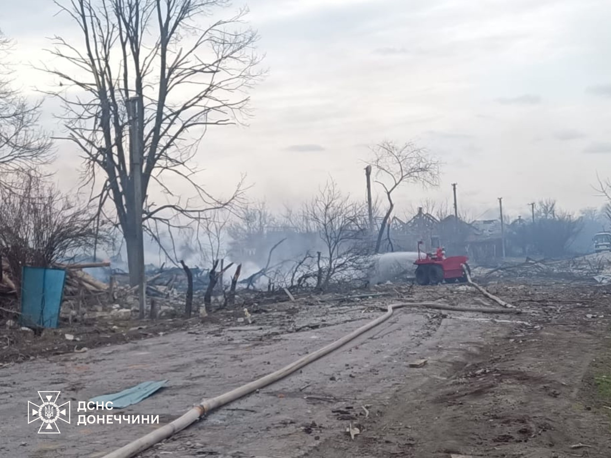Через обстріли окупантів на Донеччині горіли будинки: рятувальники ліквідували пожежі (фото) - Фото №3