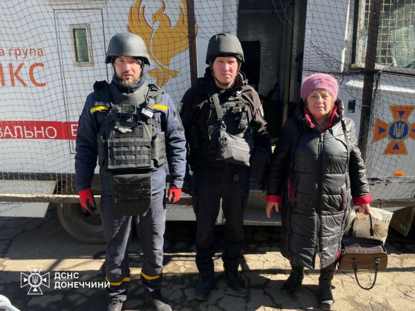 Допомогли забрати необхідні речі: рятувальники евакуювали людей з Дружківки (фото) - Фото №2