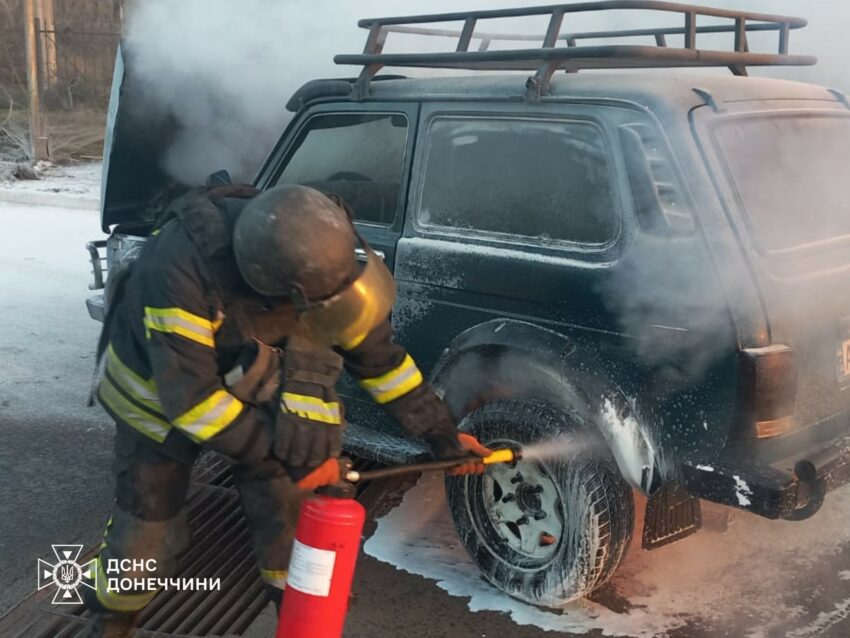 Горіли автівки та будинки: обстріли окупантів спричинили пожежі на Донеччині (фото) - Фото №2