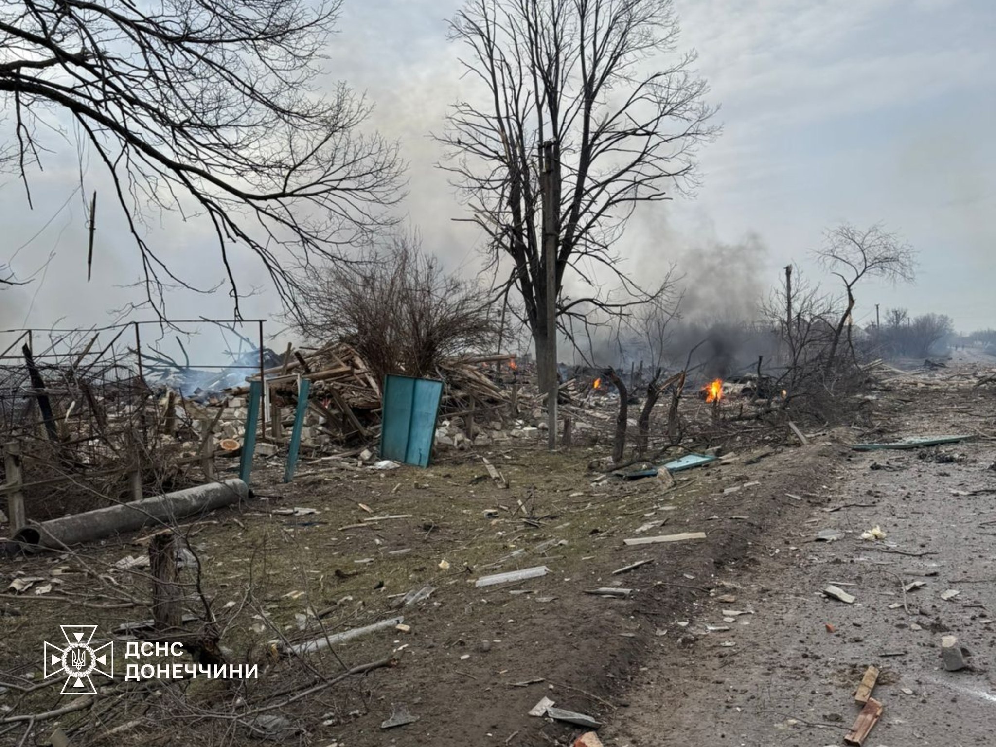 Через обстріли окупантів на Донеччині горіли будинки: рятувальники ліквідували пожежі (фото) - Фото №1