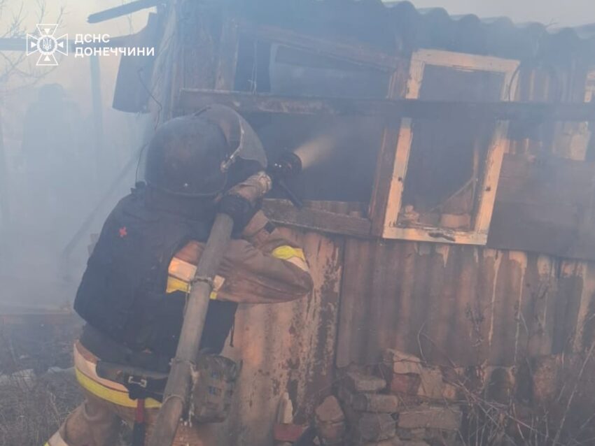 Горіли автівки та будинки: обстріли окупантів спричинили пожежі на Донеччині (фото) - Фото №3