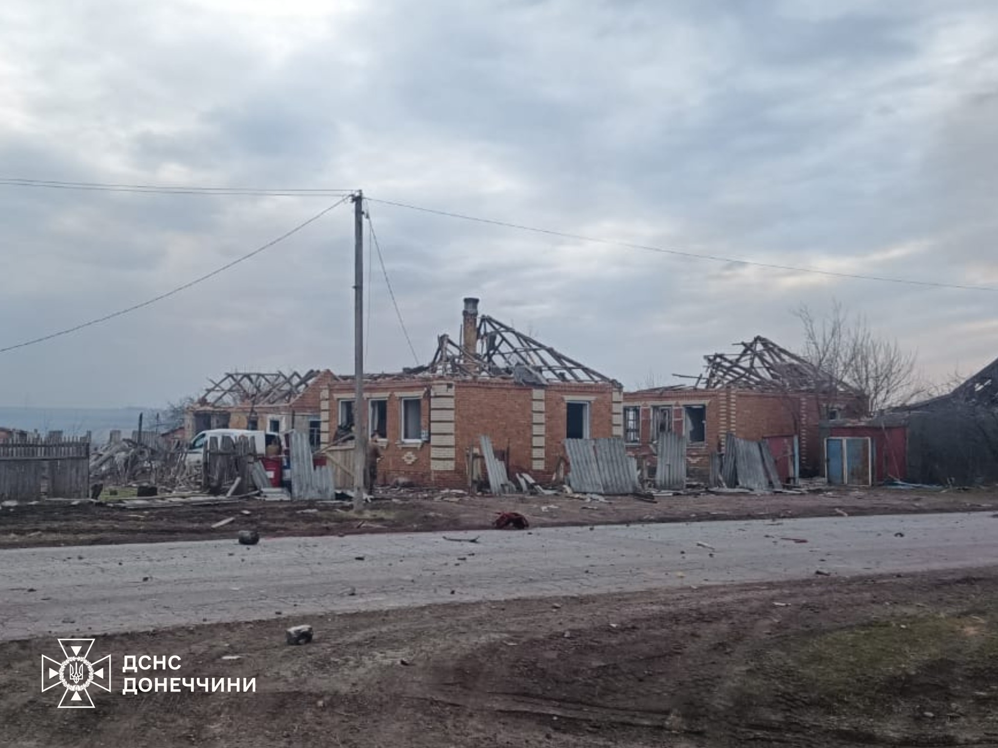 Через обстріли окупантів на Донеччині горіли будинки: рятувальники ліквідували пожежі (фото) - Фото №2