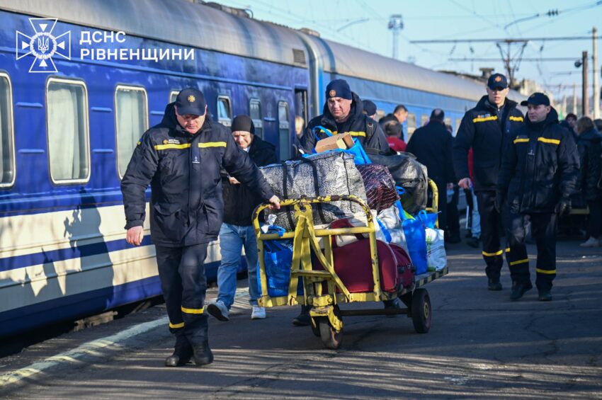 Переселенці з Донеччини: потягом з прифронтових громад евакуювали 20 людей (фото) - Фото №1