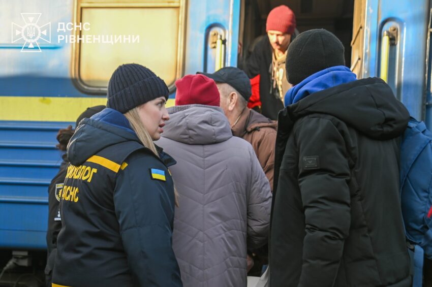 Переселенці з Донеччини: потягом з прифронтових громад евакуювали 20 людей (фото) - Фото №2