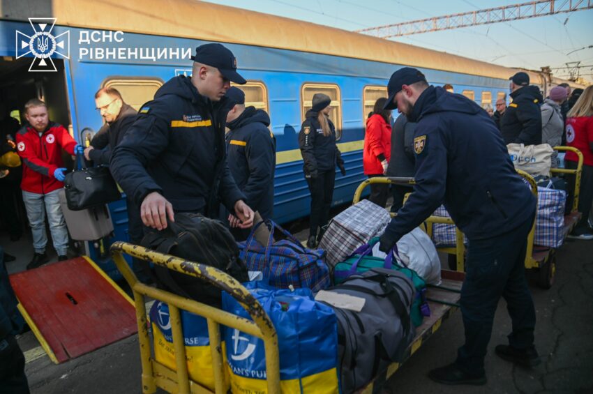 Переселенці з Донеччини: потягом з прифронтових громад евакуювали 20 людей (фото) - Фото №3