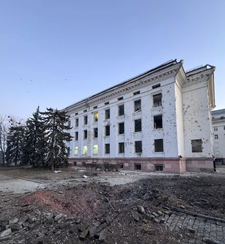 Пошкодили десятки багатоповерхівок: росіяни скинули бомби на центр Краматорська (фото) - Фото №1