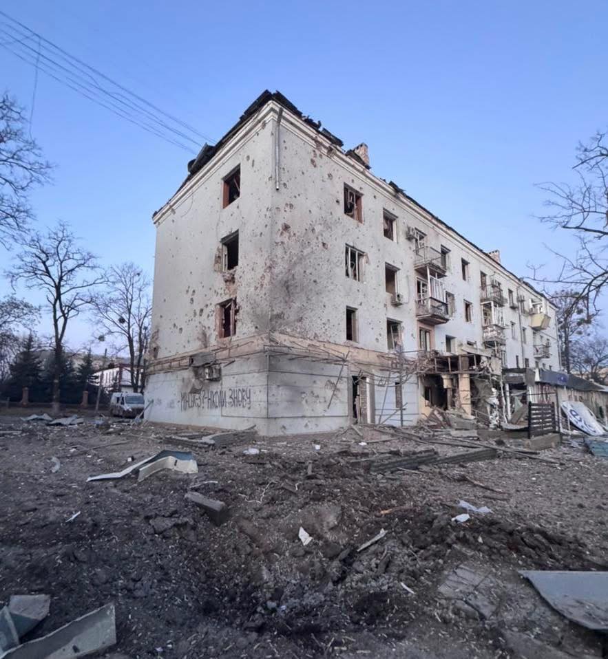 Пошкодили десятки багатоповерхівок: росіяни скинули бомби на центр Краматорська (фото) - Фото №2