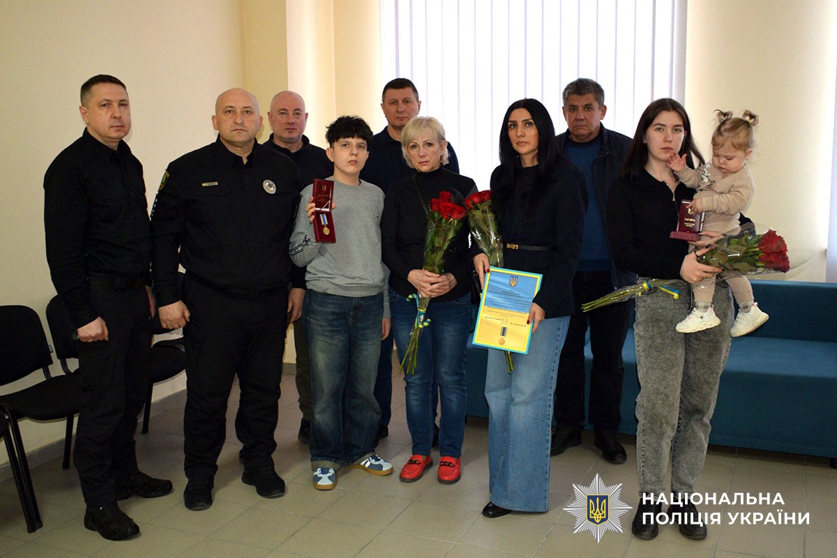Родинам десяти загиблих поліцейських Донеччини передали нагороди (фото) - Фото №1