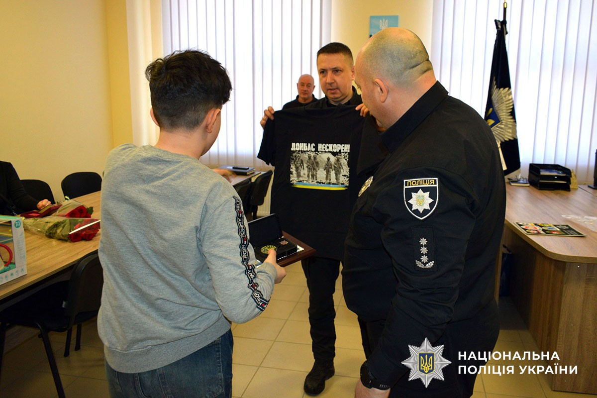 Родинам десяти загиблих поліцейських Донеччини передали нагороди (фото) - Фото №2