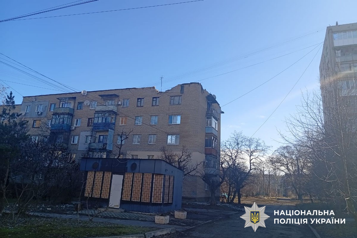 Поцілили у житлові будинки: росіяни обстріляли три міста та селище на Донеччині (фото) - Фото №2