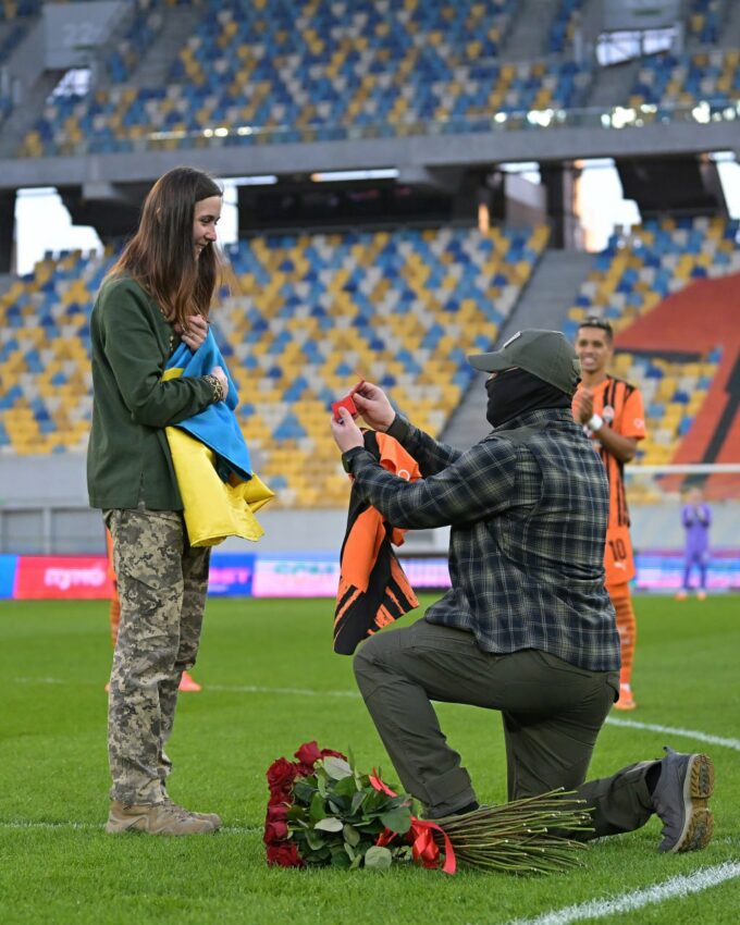 Захисник Маріуполя освідчився коханій перед футбольним матчем (фото, відео) - Фото №1