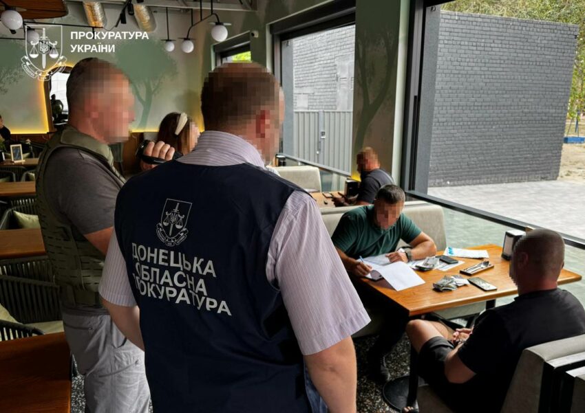 Прокуратура Донеччини передала до суду справу про незаконне переправлення через держкордон - Фото №1